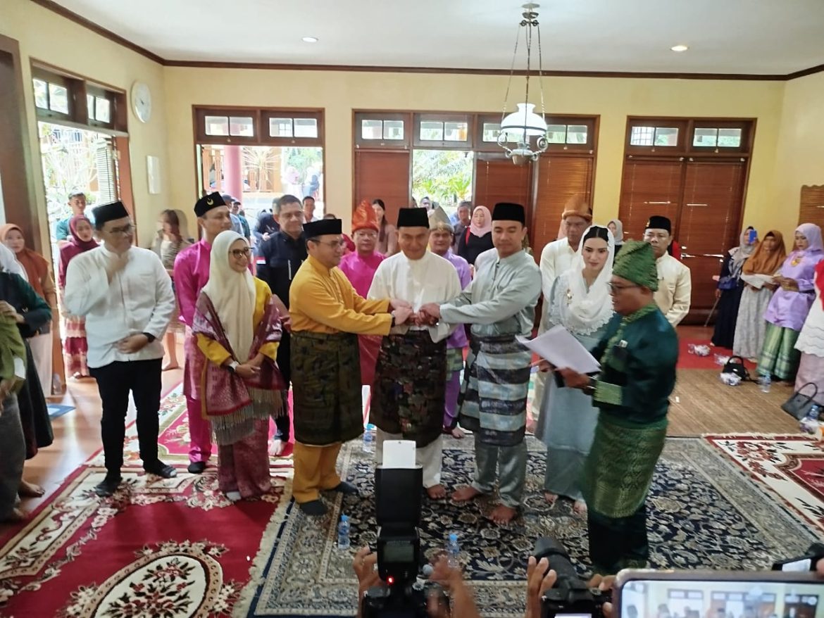 Dengan Seserahan Sekapur Sirih, Erzaldi Rosman Ajukan Lamaran Politik kepada Yuri Kemal di Belitung Timur