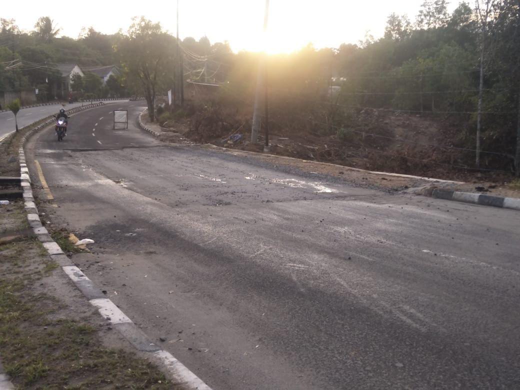 Keterlambatan Pengaspalan Jalan Pal 3 Mentok: Masyarakat Khawatirkan Keselamatan Lalu Lintas