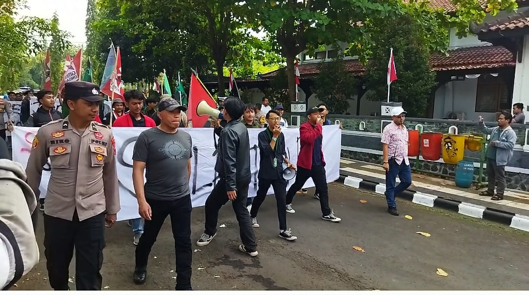 Mahasiswa Pekalongan Gelar Aksi Unjuk Rasa, Sampaikan Tuntutan Soal Isu Nasional dan Lokal. 