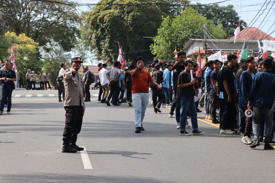 Ratusan Personel Polresta Pangkalpinang Amankan Aksi Kawal Putusan MK Di Titik Nol Kilometer Pangkalpinang