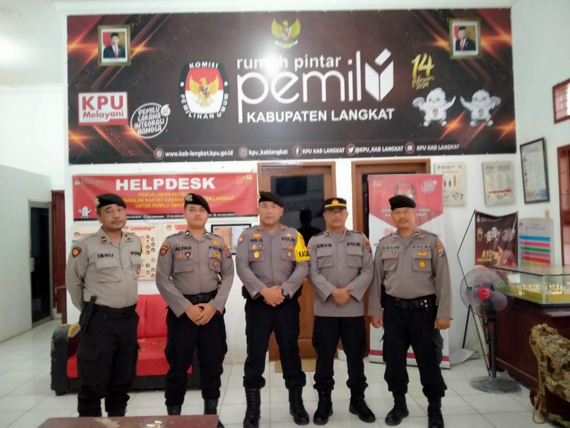 Jelang Pilkada Serentak, Polres Langkat Perketat Pengamanan di Kantor KPU.