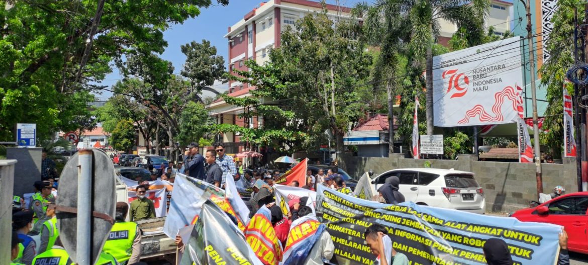 Ratusan Pendemo Desak Pemprov Sumsel Segera Pulihkan Akses Sungai Lalan
