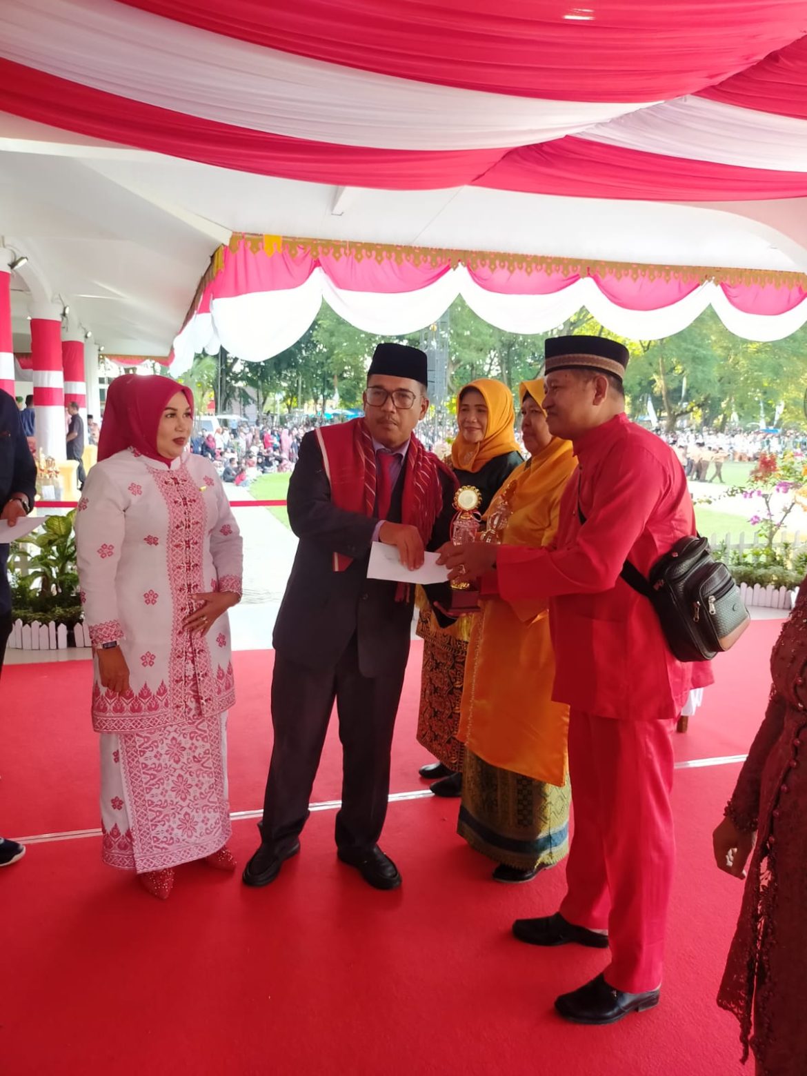 Ka.Sek SD Negeri 057754 Sei.Cabang Raih Nominasi ke-3 Dalam Perlombaan Bersih Tuelet Dari Seluruh SD Negeri Se-Kabupaten Langkat.