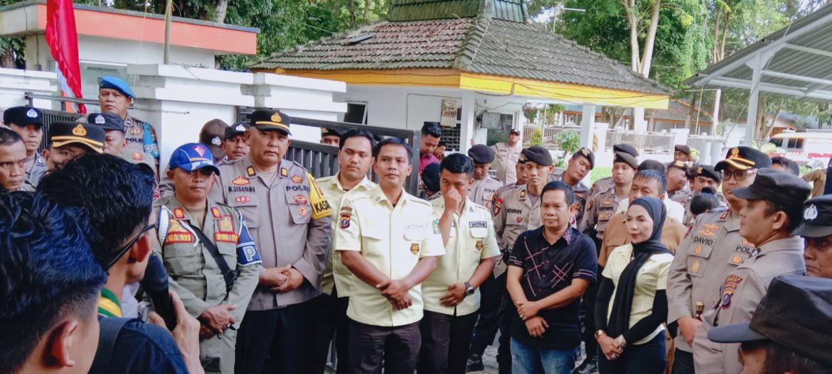 Kapolres Langkat Memimpin Langsung Pengamanan Aksi Unras Mahasiswa.