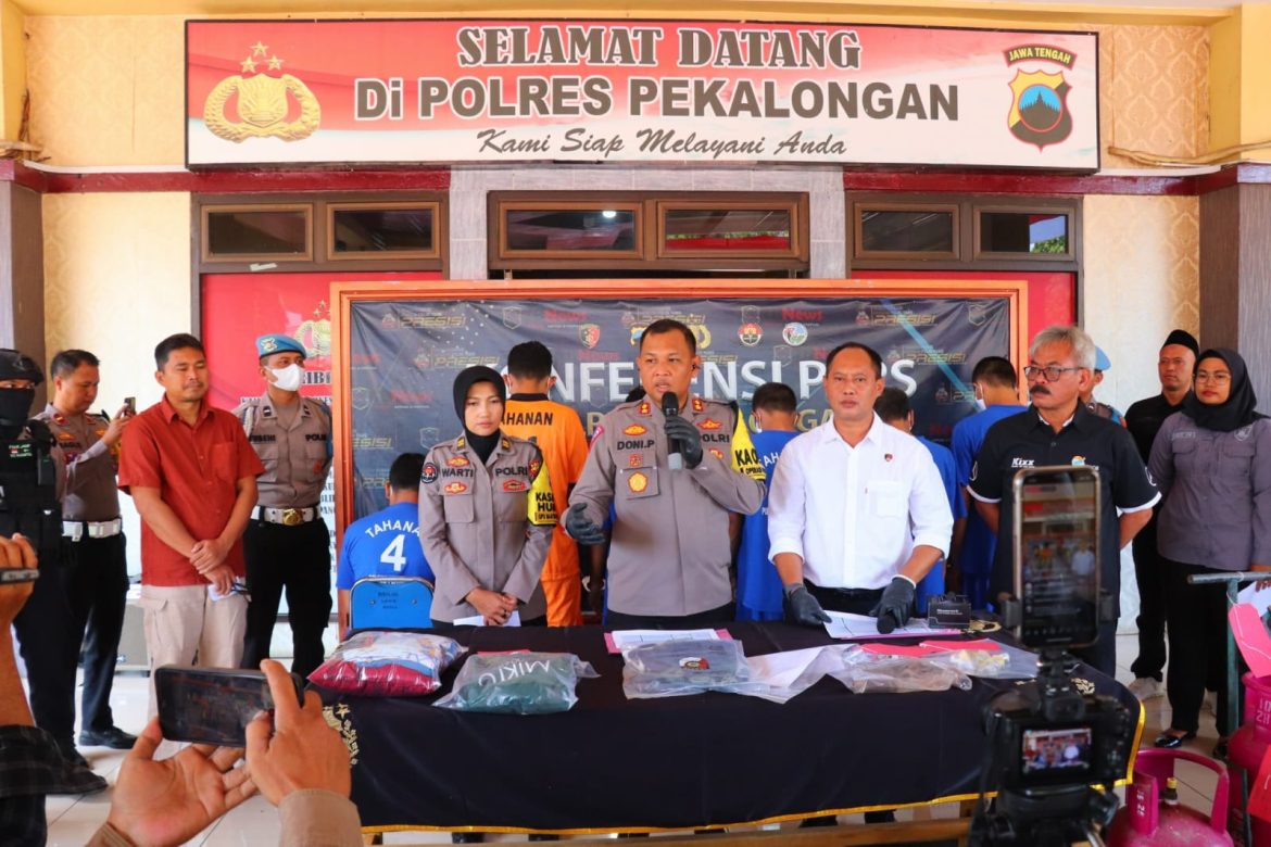 Polres Pekalongan Gelar Konferensi Pers Ungkap Kasus Kejadian Viral Pengeroyokan di Kesesi