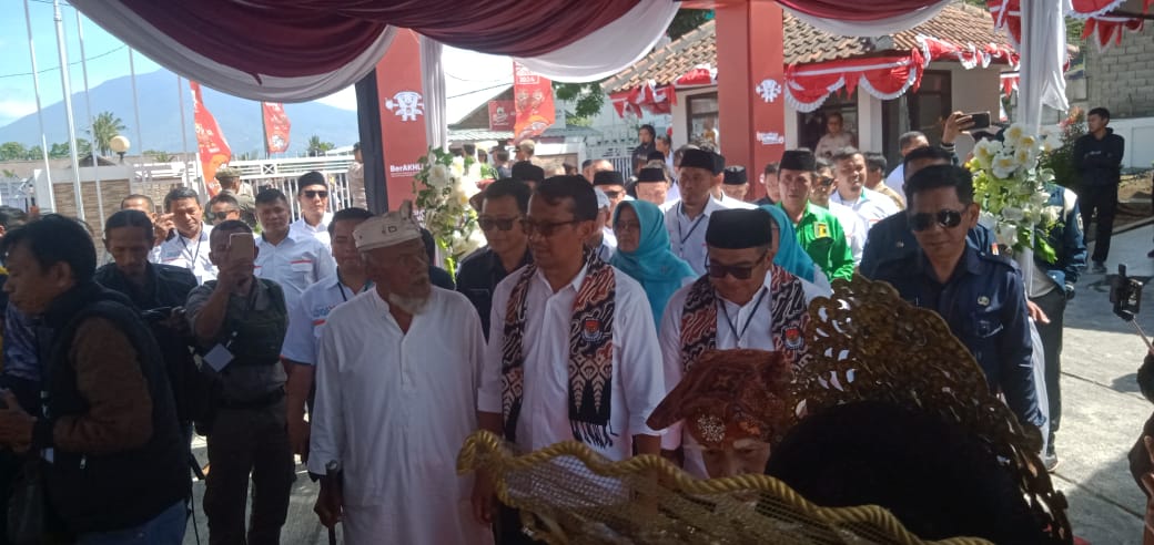 Kantor KPU kedatangan Pendaftar pertama 2024 pasangan Dr.Helmi -Yudi Lasmininggrat