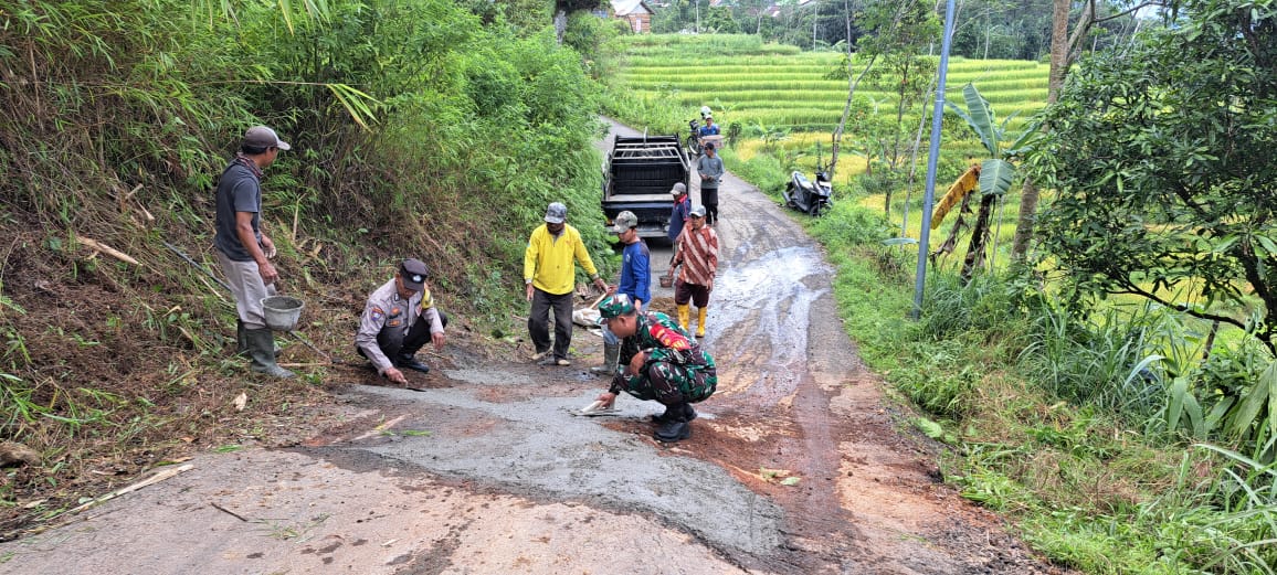 Hindari Kecelakaan, Babinsa Koramil14/Kandangserang Bersama Warga Kerja Bhakti Perbaiki Jalan Desa