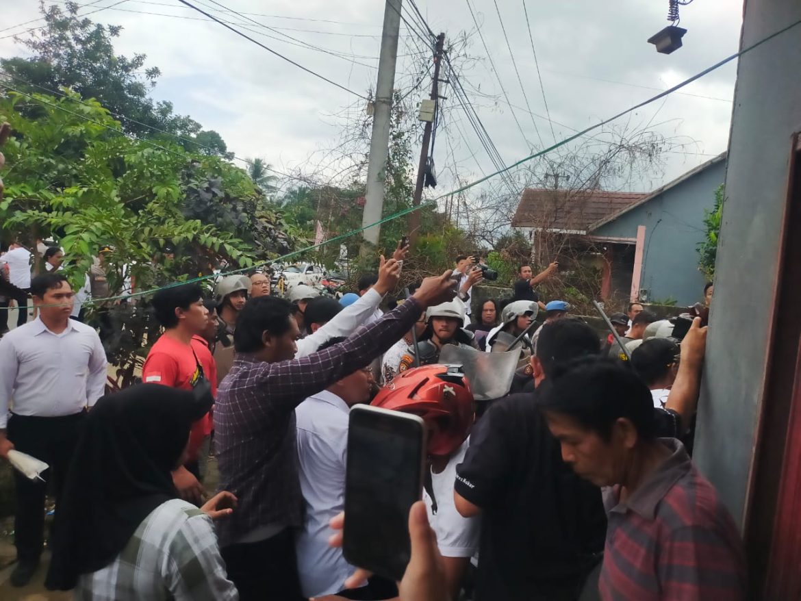 Aksi Massa Di Kelurahan Jahab Dipicu Persoalan Lahan Masyarakat Digusur PT.Budi Duta Agro Makmur
