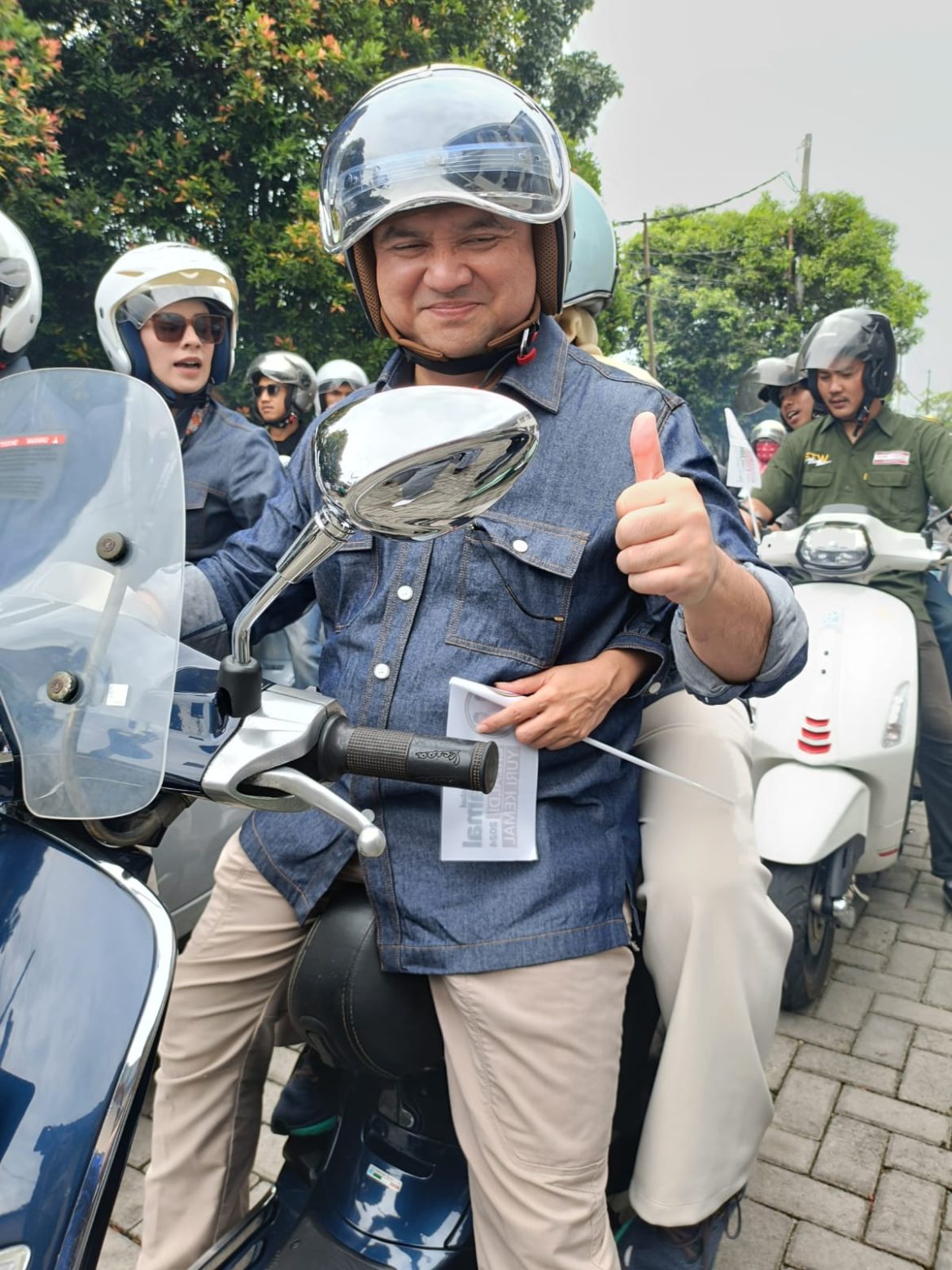 Erzaldi dan Yuri Kendarai Vespa ke KPU Babel, Perlihatkan Kedekatan dengan Masyarakat