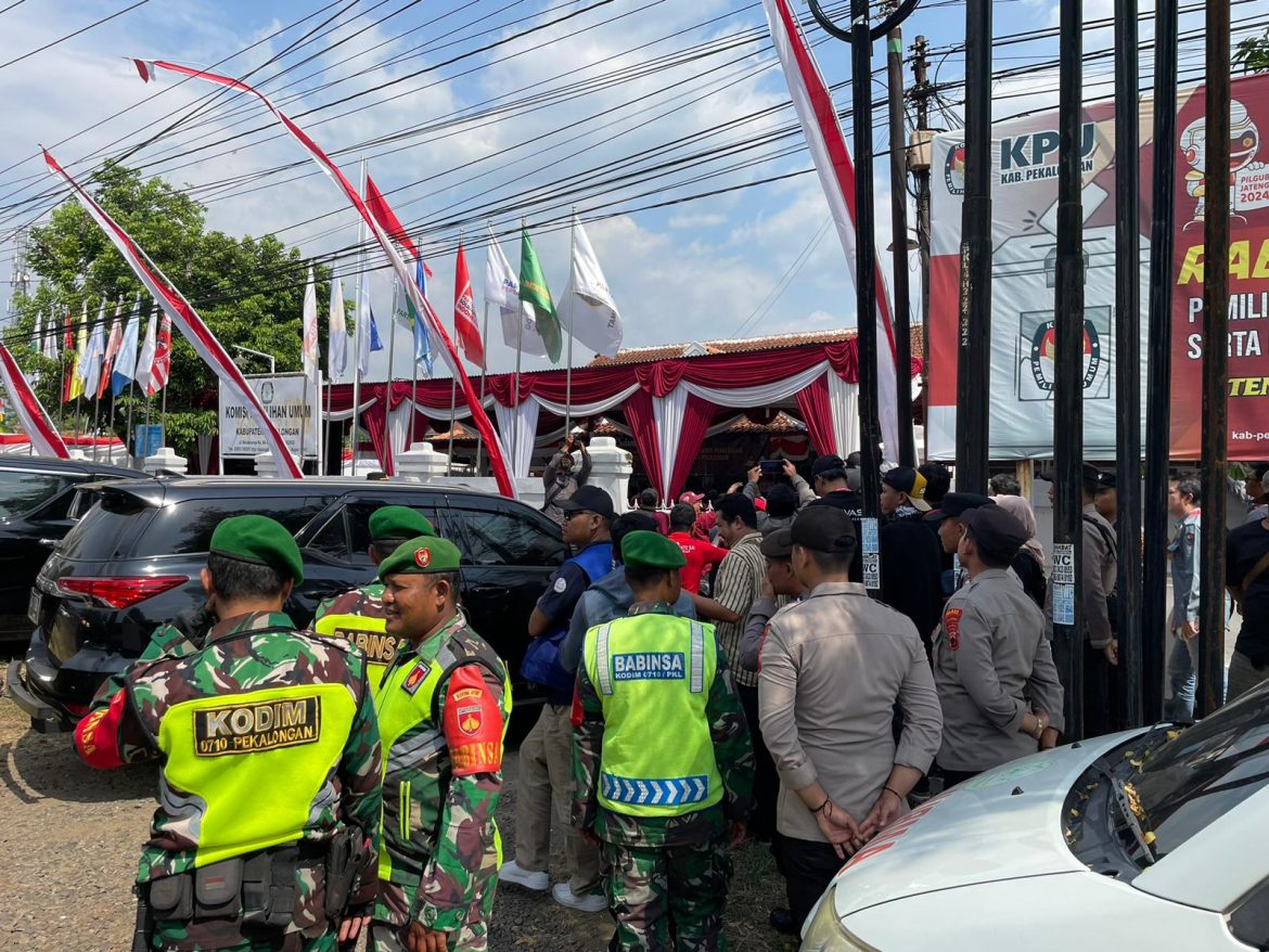 Personil Gabungan TNI-Polri Amankan Pendaftaran Pasangan Bakal Calon Bupati dan Wakil Bupati Pekalongan Pilkada 2024