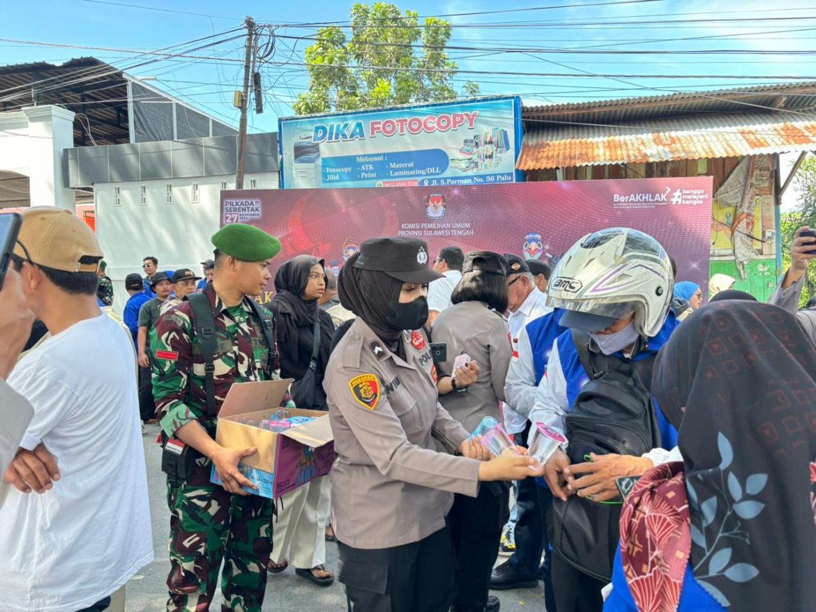 Aksi Simpatik TNI Polri di tengah Massa Cakada Saat Mendaftar di KPU Sulteng