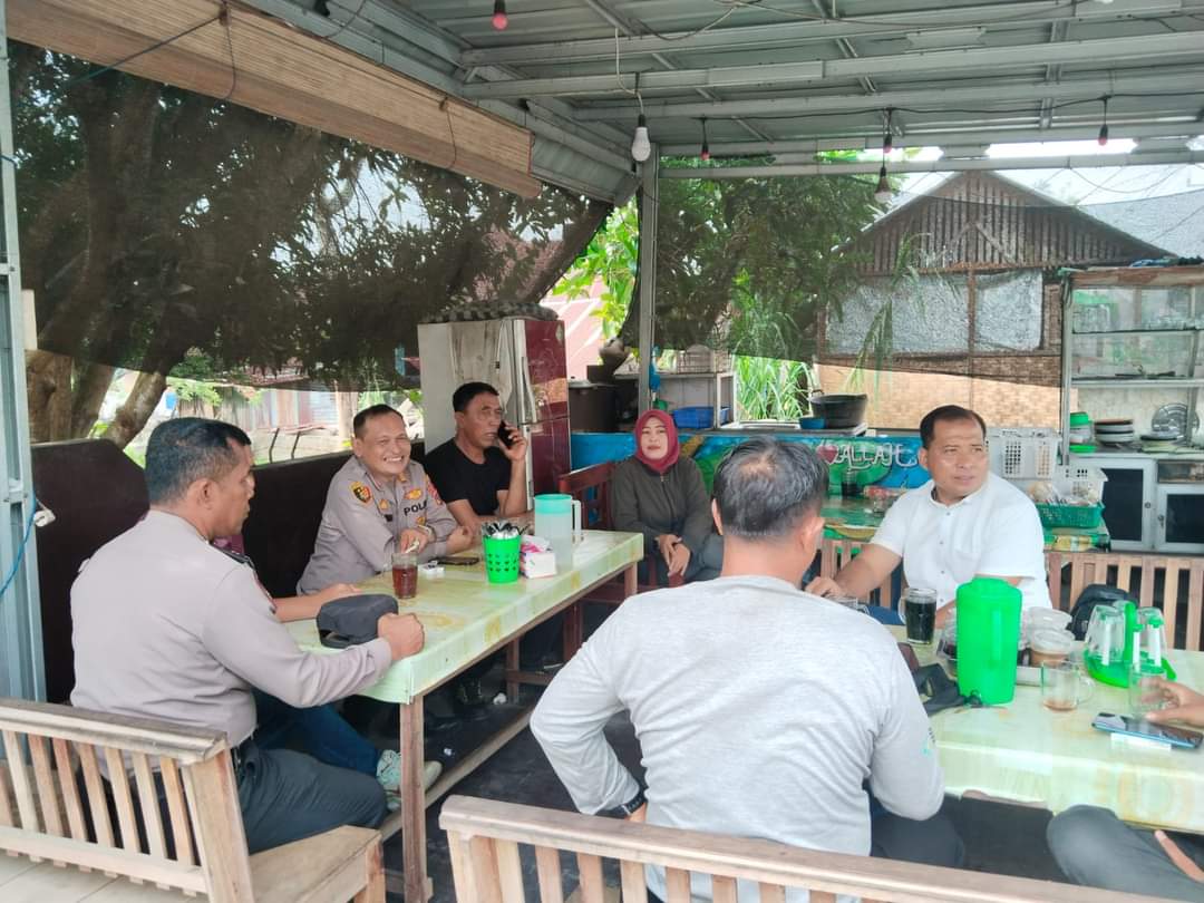Pendekatan Humanis Bhabinkamtibmas Polres langkat Duduk Bersama dengan Warga.