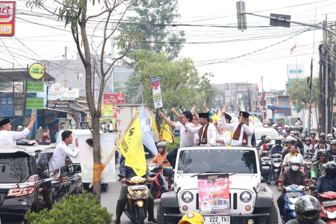 Foto Dua Paslon dan Massa Pendukung Saling Sapa Bertemu di Jalan Tangerang, Kapolres Beri Apresiasi