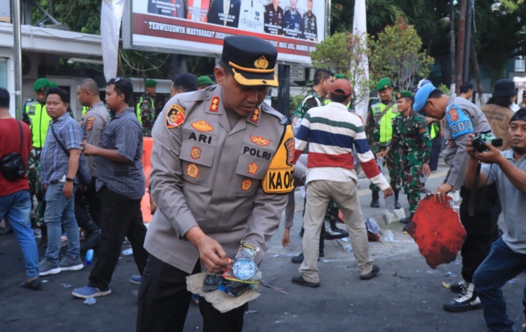 Aksi Mulia Polisi, TNI dan Sat Pol PP Bersihkan Sampah Sisa Aksi Unjuk Rasa di sekitar Gedung DPRD Kabupaten Indramayu