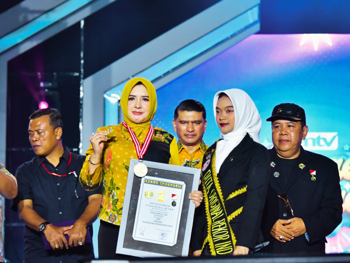Bupati Fadia Terima Penghargaan dari ORI atas Pemecahan Rekor Penulisan Kaligrafi Asmaul Husna