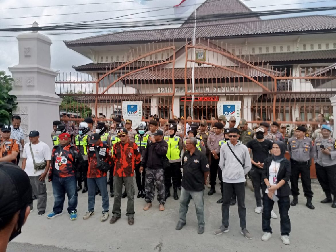 Ratusan Masa Datangi Kantor DPRD Kebumen,Kecewa dan Tes,Untuk Anggota Dewan Baru