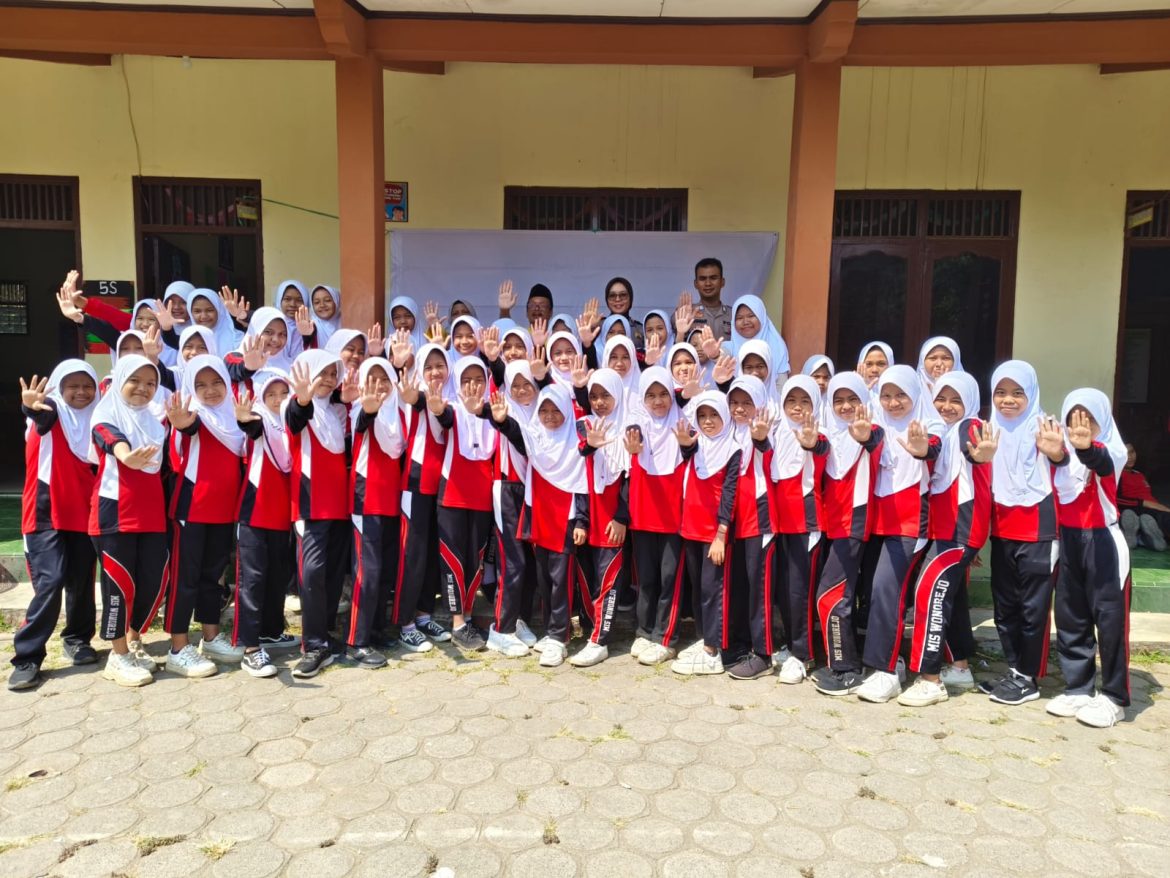 Kanit Binmas dan Bhabinkamtibmas Polsek Wonopringgo Sosialisasikan Pencegahan Bullying kepada Siswa Tingkat SD
