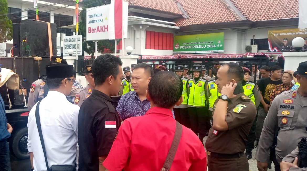 Persaudaraan RAJAWALI EMAS Gelar AKSI Damai, 9 Perwakilan Ormas, LSM Temui Kepala Kejaksaan Negeri Kebumen.