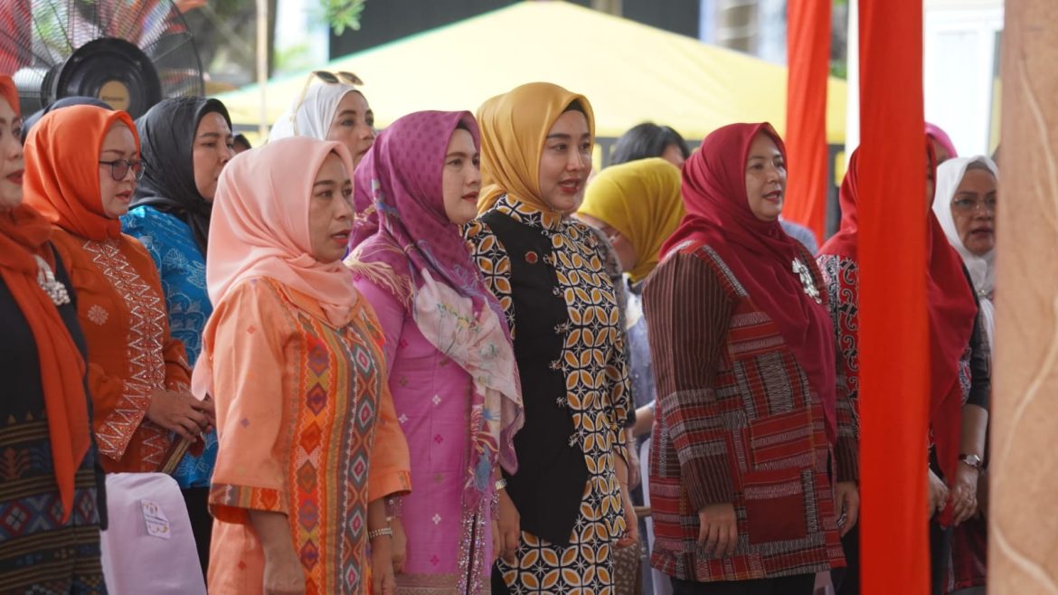 Ny. Uke Retno Faisal Hasrimy Apresiasi Galeri Kreasi Sumut sebagai Inovasi Pertama di Indonesia.