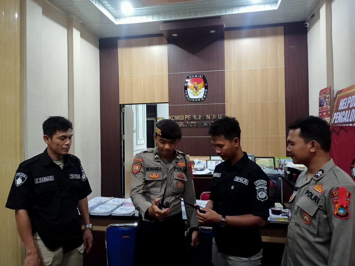 Subsatgas Tehnologi, Informasi dan Komunikasi (TIK) lakukan  pengecekan rutin terhadap sarpras komunikasi.
