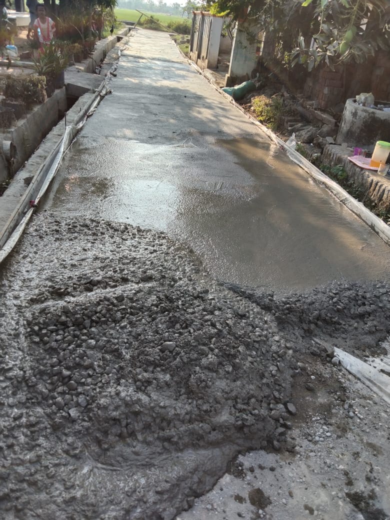 Parah…!!! Jalan Rabat Beton Desa Limbangan Baru Selesai Dikerjakan Sudah Terkikis Dan Berdebu