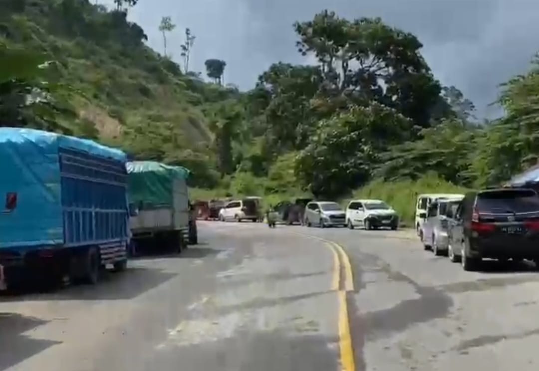 Respon Cepat Polres Parimo Atasi Longsor Km 8 Kebun Kopi, Kendaraan Melintas Jalan Alternatif