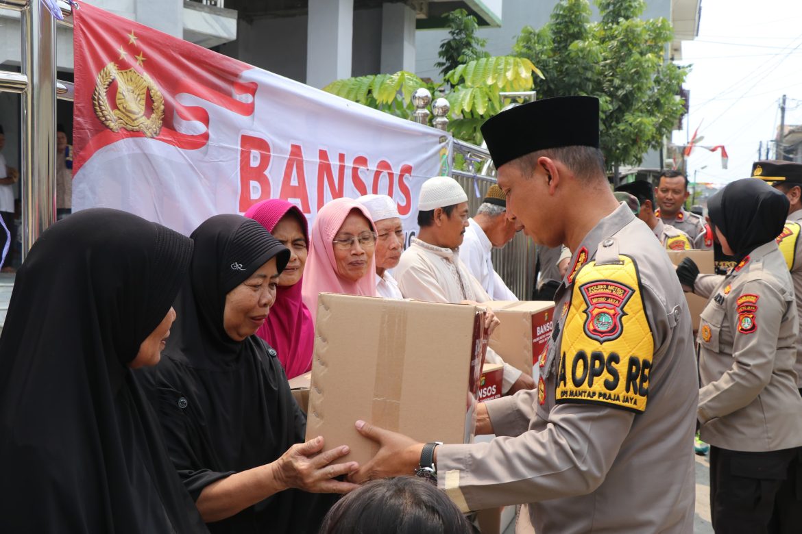 Dzuhur Berjamaah, Kapolres Serahkan Bantuan Sembako dan Renovasi Masjid di Pondok Arum Tangerang