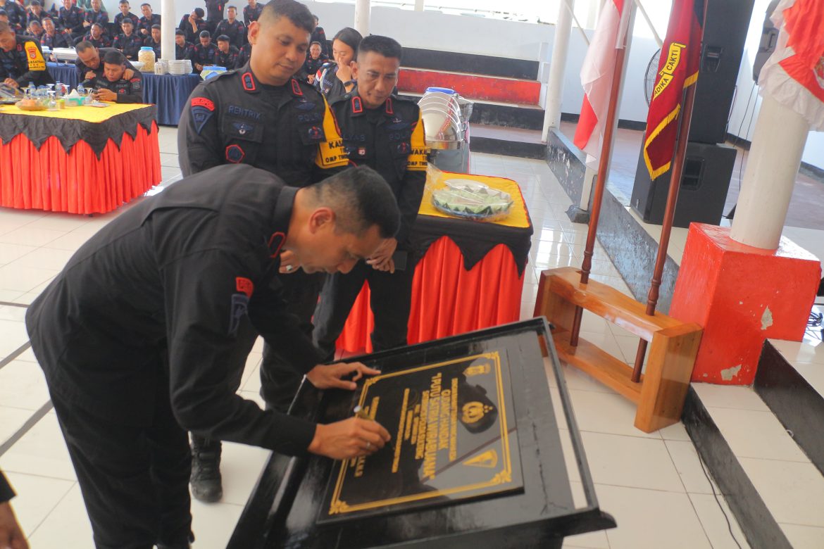 Dansatbrimob Melakukan Peresmian Gudang Handak I Putu Satria Wirabuana
