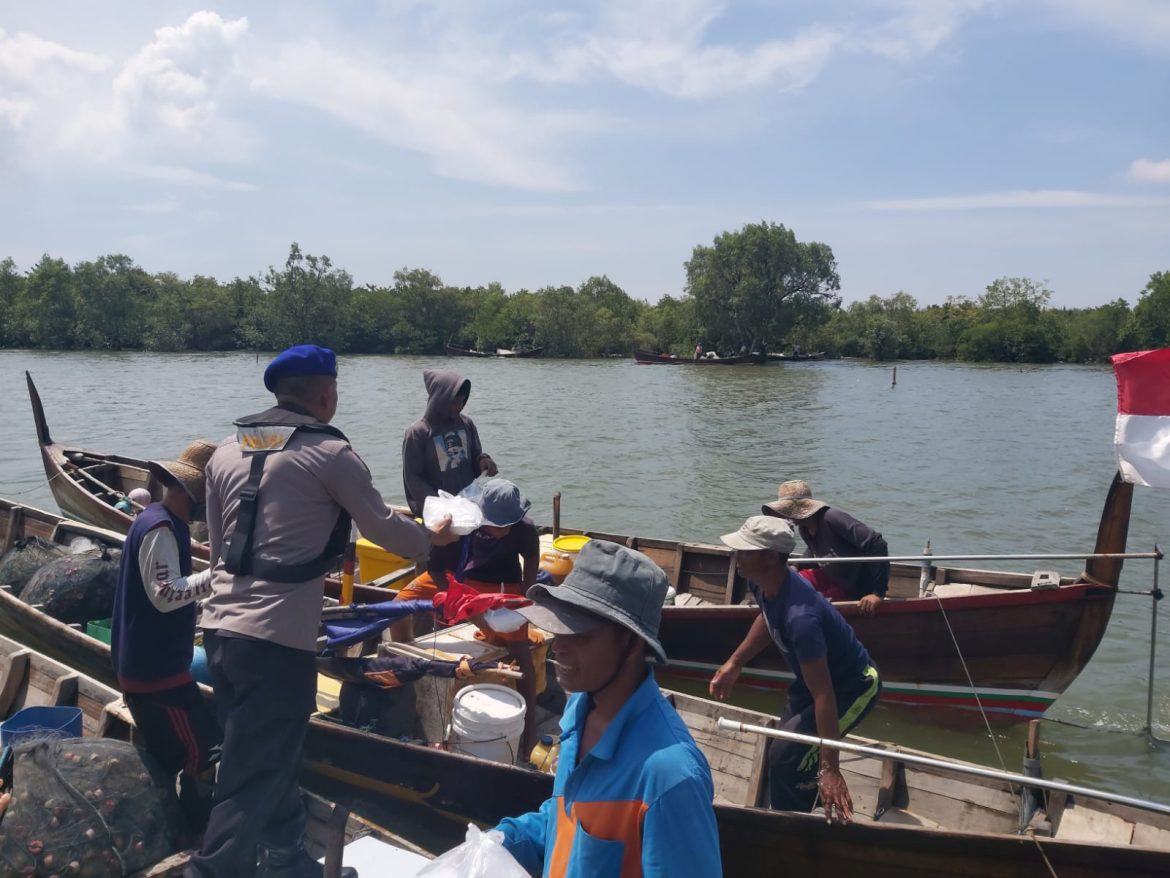 Giat Jumat Barokah, Sat Pol AIRUD RES LANGKAT bagikan nasi kotak kepada masyarakat pesisir.