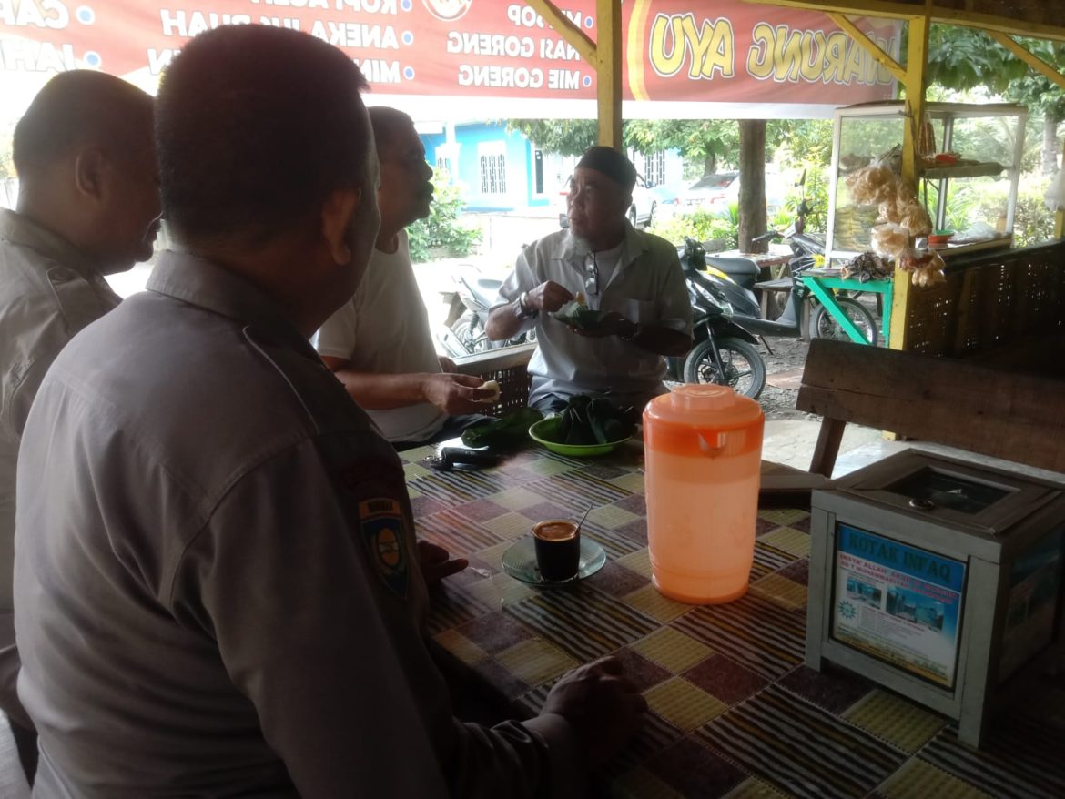 Personel Sat Binmas Polres Langkat Sambangi Warga.