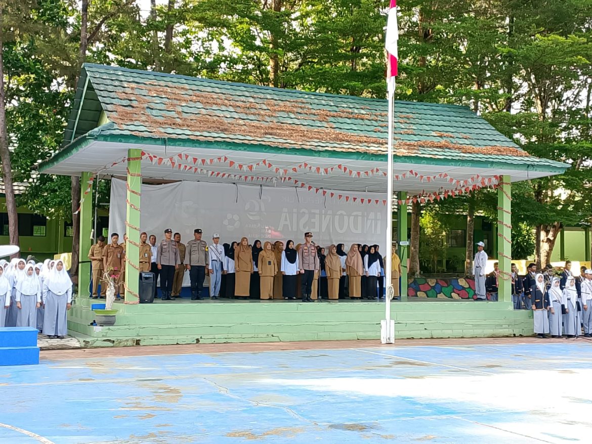 Jadi Pembina Upacara di SMA N 1 Pemali, Kapolsek Sampaikan Pesan Penting untuk Siswa