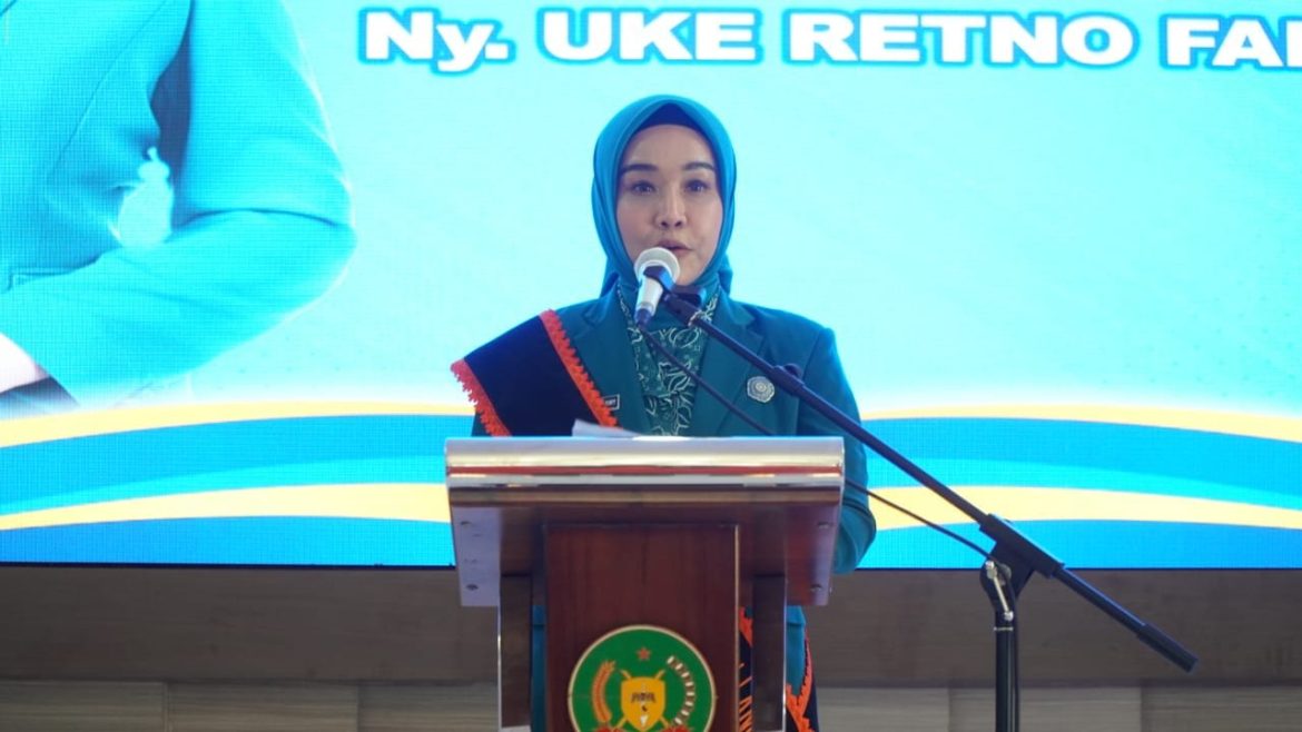 Ny. Uke Retno Faisal Hasrimy lantik dua Ketua TP PKK Kecamatan.