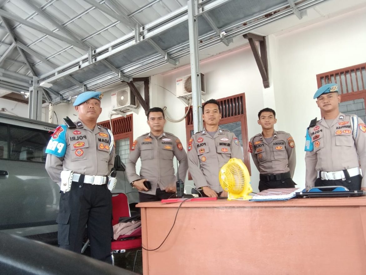 Si Propam Polres Bangka Melakukan Pengecekan Personel Pam KPU dan Bawaslu Bangka.