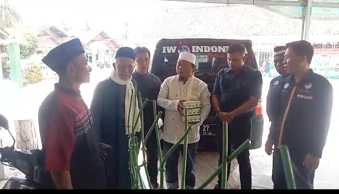 Jumat Berkah, IWO Indonesia Pringsewu Bagikan 250 Paket Snack dan Nasi Sayur di Masjid Hudallil Muttaqim