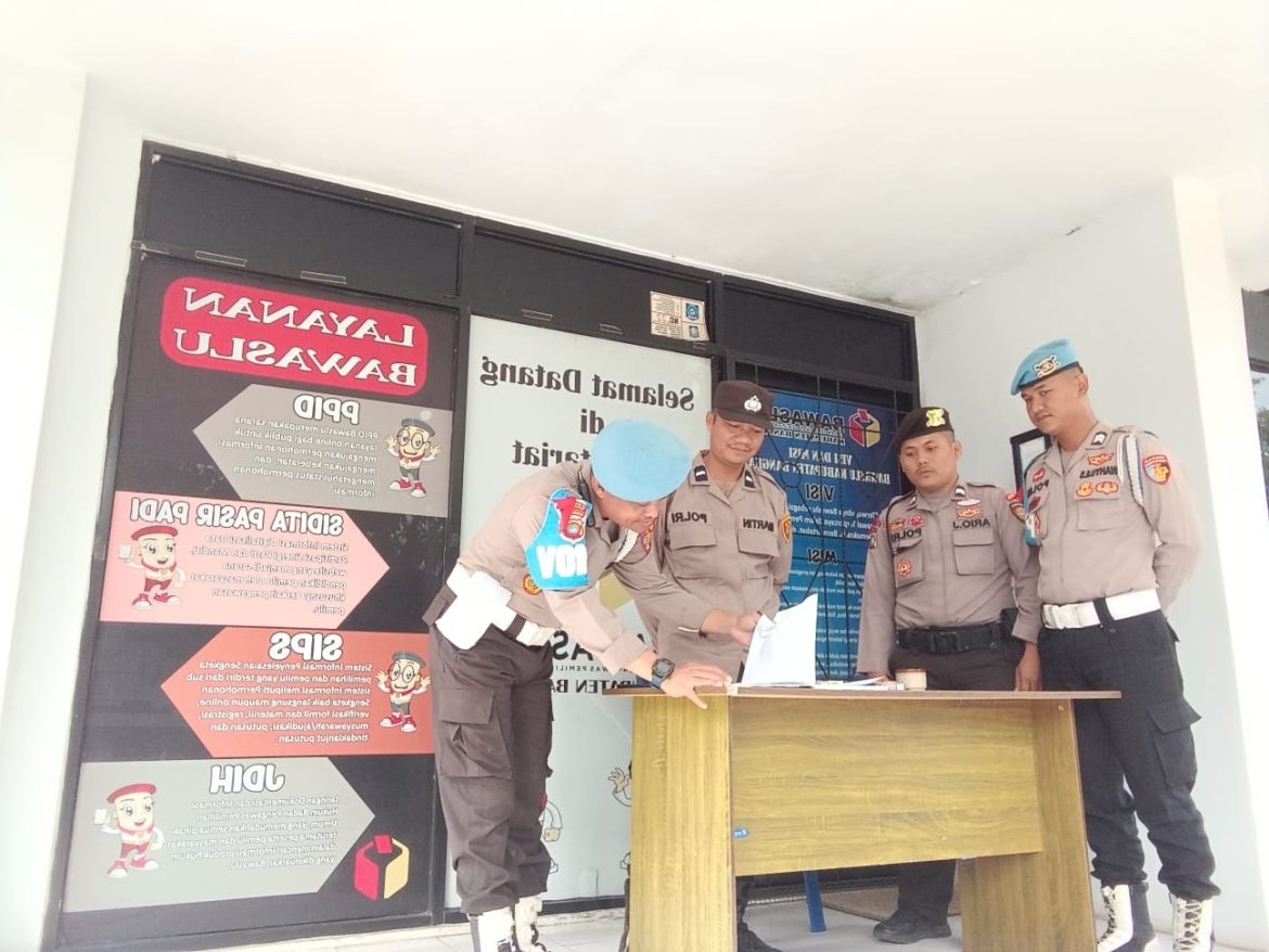 Personel Polres Bangka Melakukan Pengamanan dan Pejagaan di Kantor Penyelenggara Pilkada 2024 Kab.Bangka