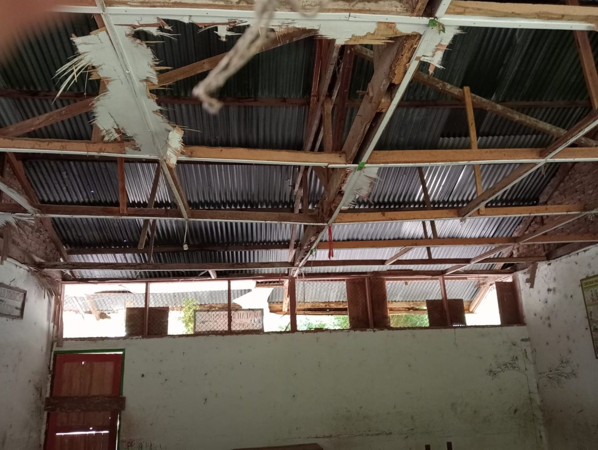 Para Guru SDN 050705 Selotong Menunjukkan Kondisi Bangunan Gedung SDN nya Yang Bobrok.