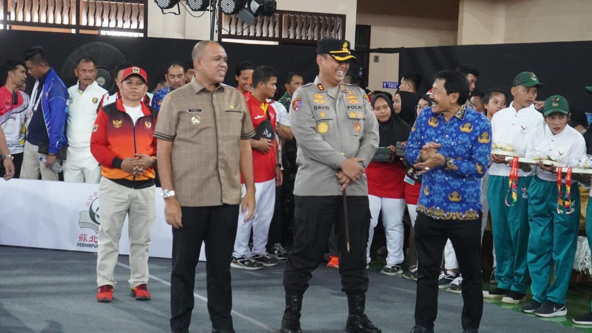 Pj. Bupati Langkat Berikan Medali kepada Juara Cabang Olahraga Sambo