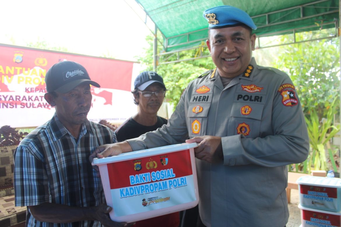 Cooling System tahapan Pilkada 2024, Divpropam Polri Serahkan Bansos di Kota Palu
