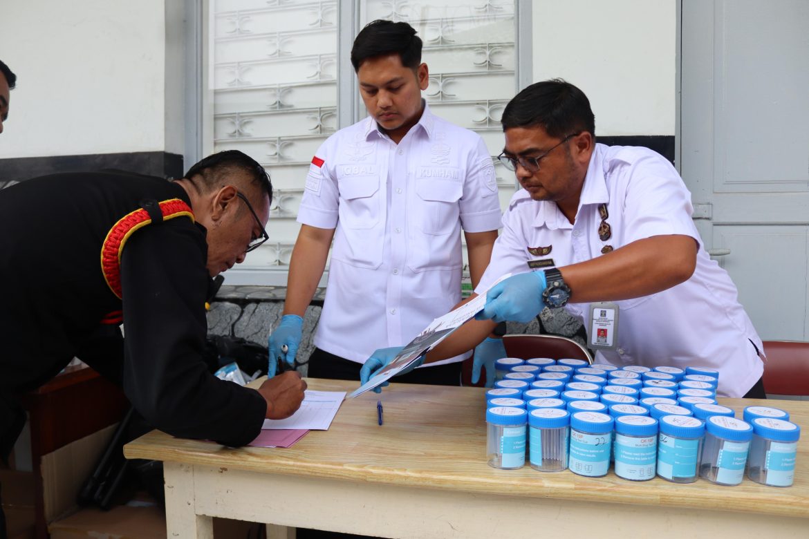 Pastikan Bersih dari Narkoba, Puluhan Pegawai Lapas Pemuda Tangerang Laksanakan Tes Urin