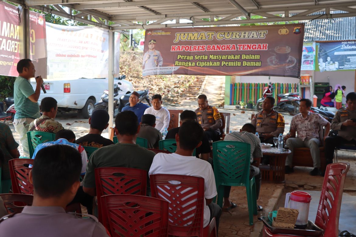 Kapolres Bangka Tengah ajak Masyarakat Desa Jelutung Ciptakan Pelimu Damai pada Jumat Curhat.