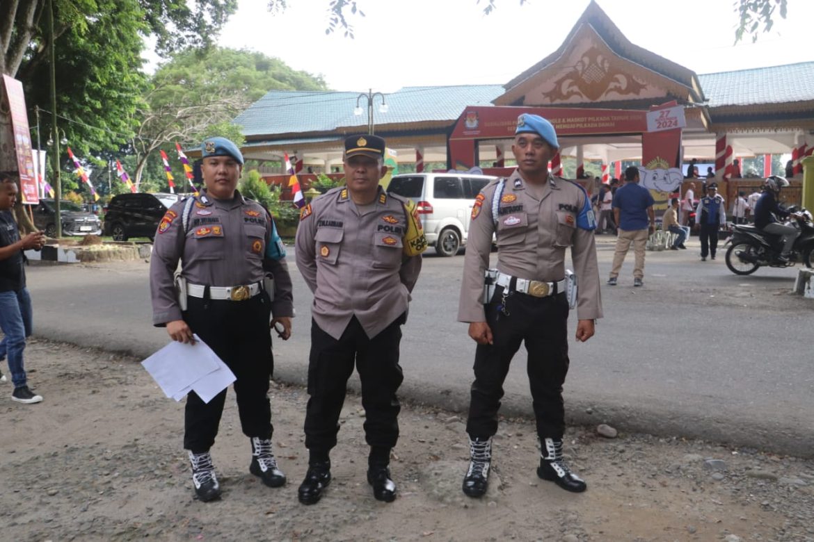 Personil Polres Langkat Amankan Kegiatan Launching Jingle dan Maskot Pilkada 2024 serta Senam Sehat Menuju Pilkada Damai.