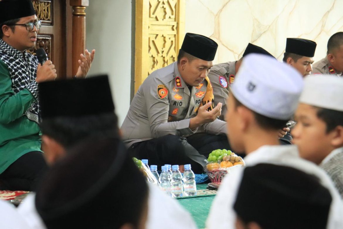 Kapolres Bogor, AKBP Rio Wahyu Anggoro S.H., S.I.K., M.H: Memperingati Maulid Nabi Di Masjid Baitul Hamdi, Di Hadiri Personil Polresta Bogor