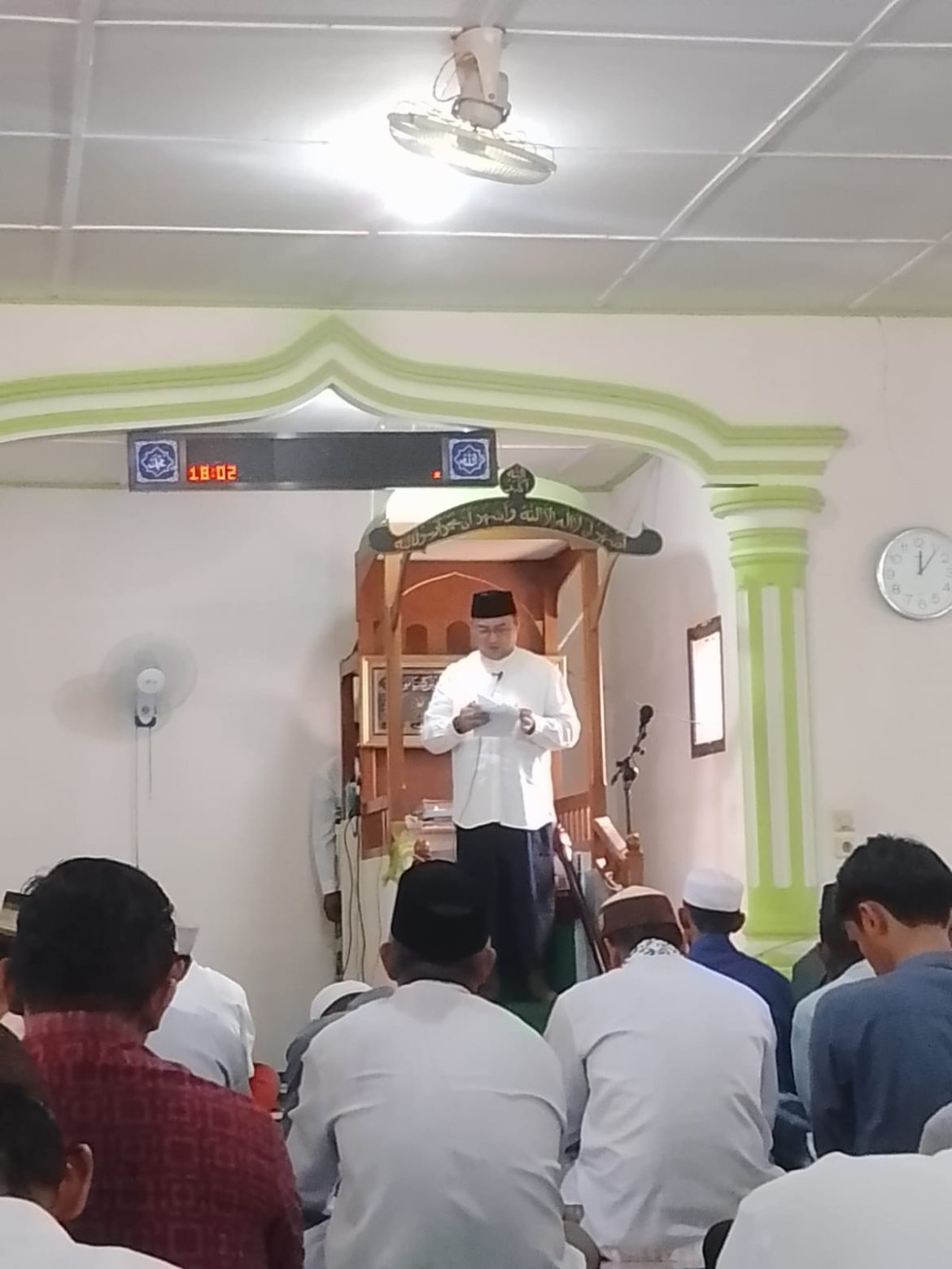 Erzaldi Rosman Tegaskan Pentingnya Keadilan dan Kepemimpinan dalam Khutbah di desa Banyu Asin Kabupaten Bangka