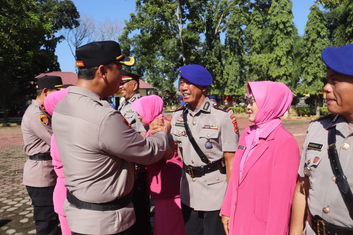 Pimpin Upacara Sertijab Kasat dan Kasi, Kapolres Langkat Berharap 2024 Harus Lebih Baik.