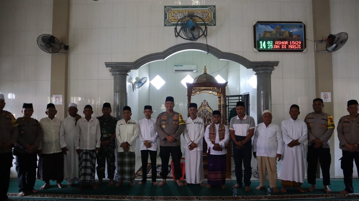 Giat Jumat Curhat, Kapolres Langkat Tampung Aspirasi dan Berbagi Rezeki kepada Warga.