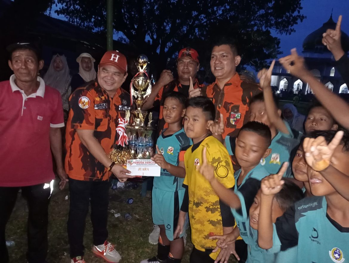 Penyerahan Piala Pertandingan Sepak Bolah Perebutan Piala SATRIA U-11 dan U-13 Di 2 Lapangan Bolah Kaki Kecamatan Senggang.