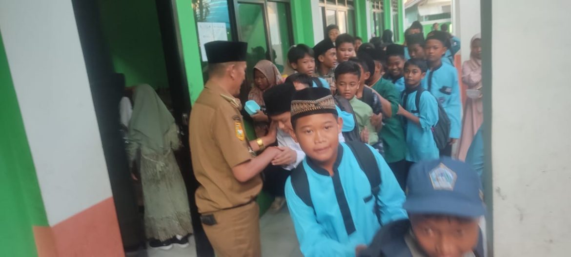 Hadiri Peringatan Maulid Nabi, Kades Kohod Beri Hadiah Alat Hadroh untuk SMPN 4 Pakuhaji