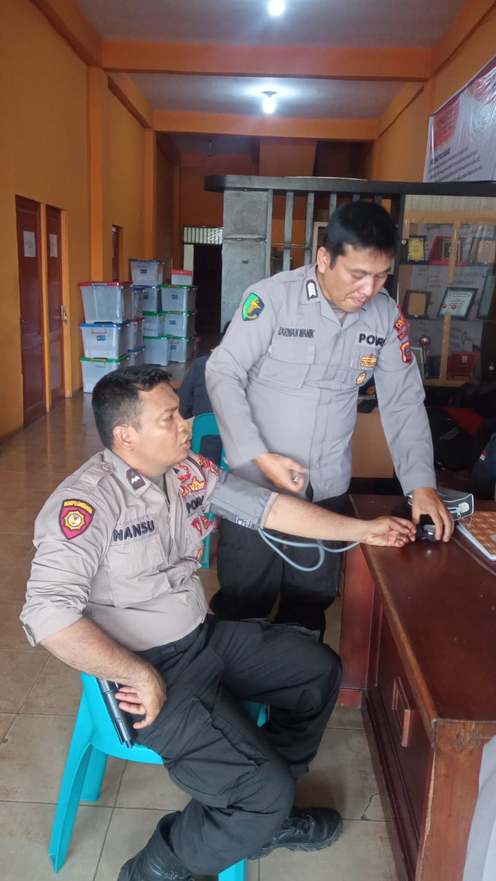 Seksi Dokkes Polres Langkat Laksanakan Pemeriksaan Kesehatan Personil yang terlibat Operasi Mantap Praja Toba 2024.