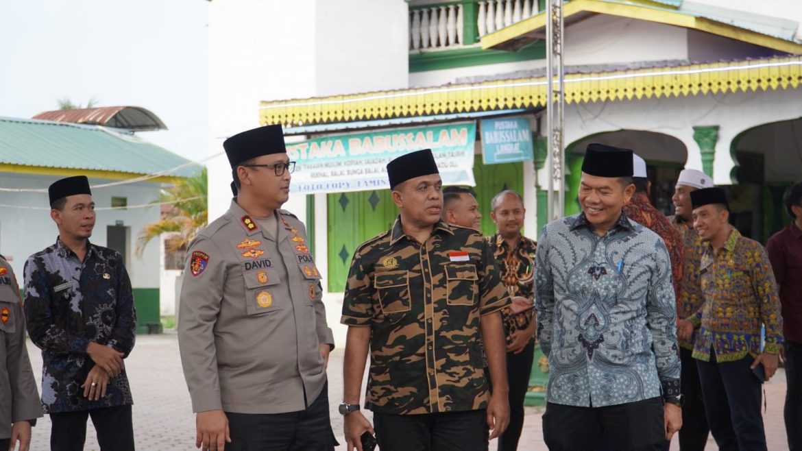 Pj. Gubsu dan Pj. Bupati Langkat Ziarah ke Makam Syekh Abdul Wahab Rokan: Bawa Bantuan untuk Masyarakat.