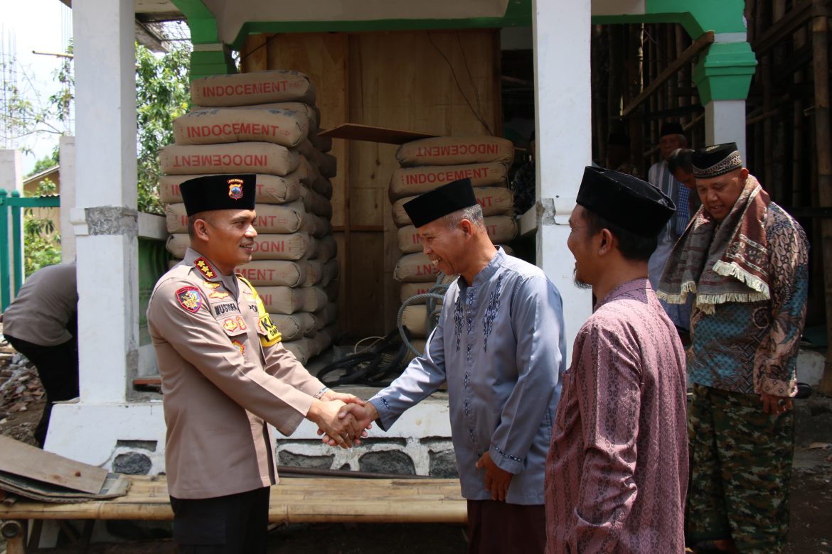 Peduli Tempat Ibadah, Kapolresta Magelang Bantu Semen untuk Masjid Al Muttaqin Tuksongo